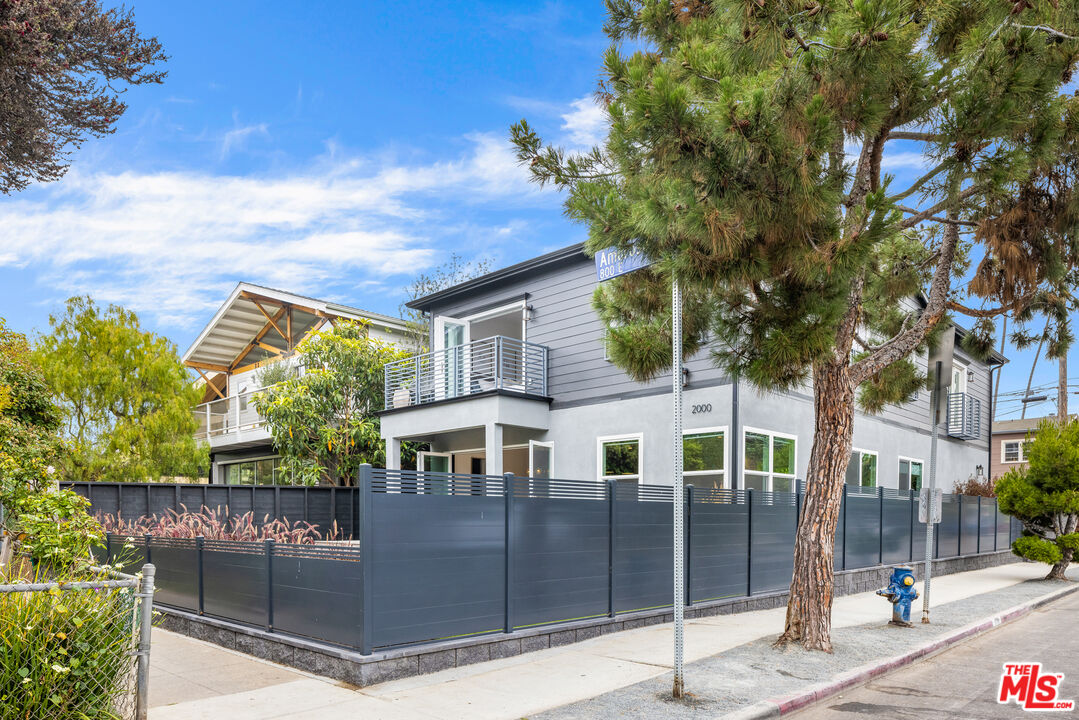 2000 Oakwood Ave, Venice, CA 90291